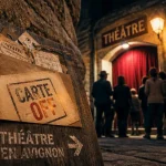 Avignon festival et compagnie : carte OFF tamponnée devant un théâtre à Avignon