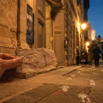 Nuit des musées avignon : billet tamponné et visiteurs le soir